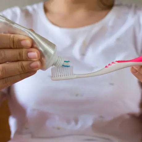 THE USE OF DENTAL FLOSS WITH A HANDLE