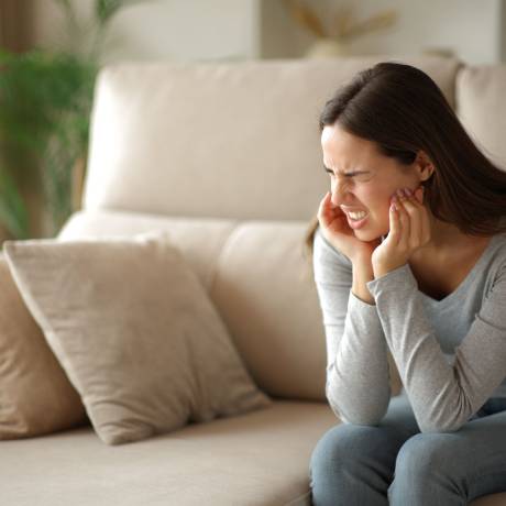 Kattog, feszül, fáj? Az állkapocs fájdalom okai tünetei és a megoldások